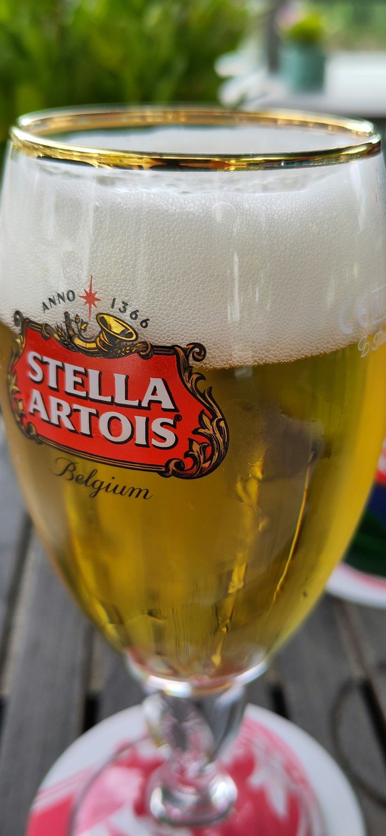 Stella Artois v kalichu na stole v restauraci